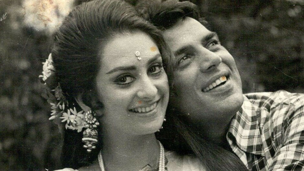 ফলে মুখ্য চরিত্রে থাকা ধর্মেন্দ্র এবং সায়রাবানুর অংশ অনেক কমাতে হয়েছিল যশকে। কিন্তু তা সত্ত্বেও ছবি সম্পাদনা করার সময় ঠিক এটাই করেছিলেন যশ।