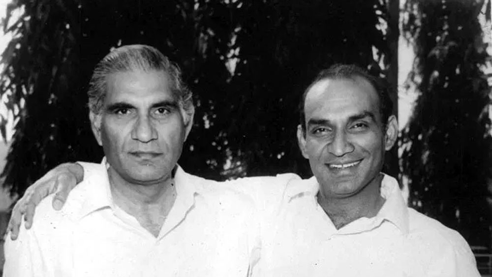 সে সময় একটি ছবি তৈরি করছিলেন তিনি, যাতে প্রধান চরিত্রে ছিলেন ধর্মেন্দ্র। তাঁর বিপরীতে নায়িকা ছিলেন সায়রাবানু।