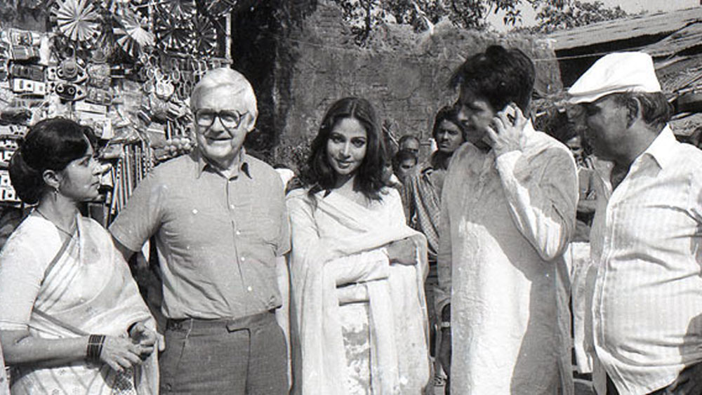 প্রথমে যশ চোপড়ার নিজের প্রযোজক সংস্থা ছিল না। তিনি দাদার সঙ্গে কাজ করতেন। দাদা ছবি প্রযোজনা করতেন এবং সেই ছবি পরিচালনা করতেন তিনি।