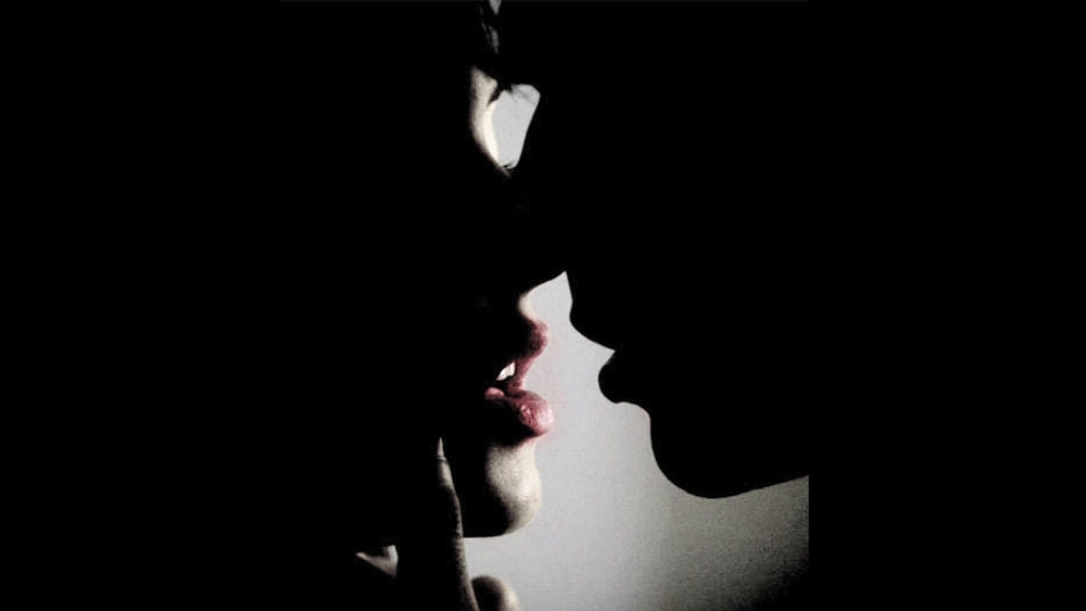 টানা ৮ মিনিট ধরে পর্দায় তাঁরা একে অপরকে চুম্বন করেছিলেন। প্রথমে এই ছবি অন্য ভাষায় মুক্তি পেয়েছিল।