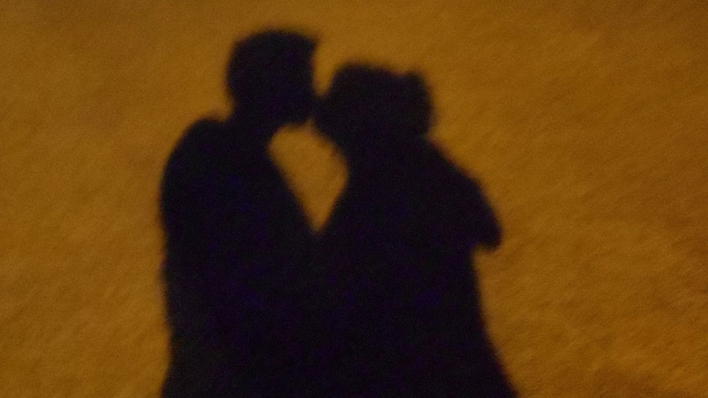 এই ছবিতে অভিনয় করেছিলেন দেবীকা রানি এবং হিমাংশু রাই। তাঁরা দু’জনে বাস্তবেও অত্যন্ত ঘনিষ্ঠ ছিলেন।