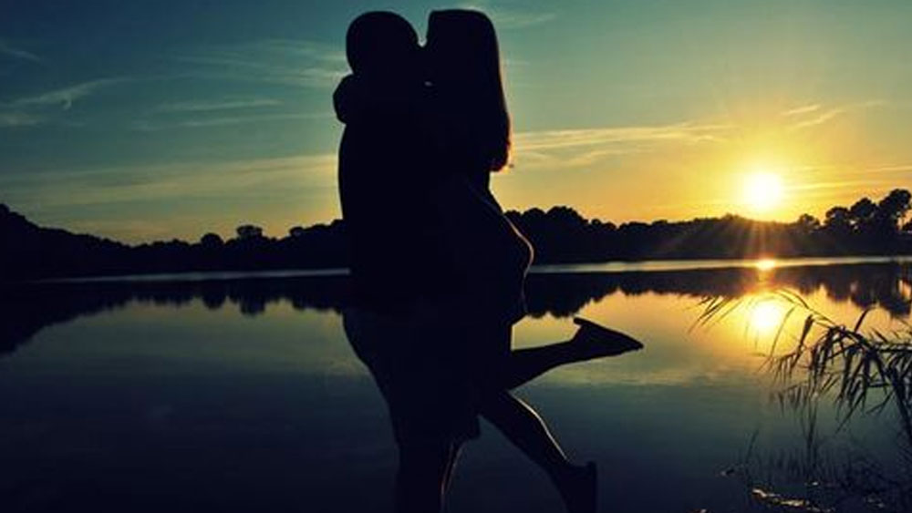 রাজা হিন্দুস্তানিতে করিশ্মা কপূর এবং আমির খানের চুম্বন নিয়ে প্রচুর শোরগোল পড়ে গিয়েছিল।