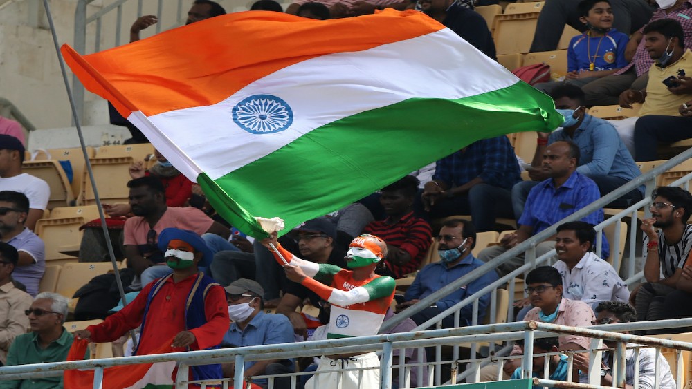 সুধীরের মত গ্যালারিতে থাকা অন্য দর্শকরাও দলকে সারাক্ষণ সাহস জুগিয়ে গেলেন। ছবি - টুইটার। 