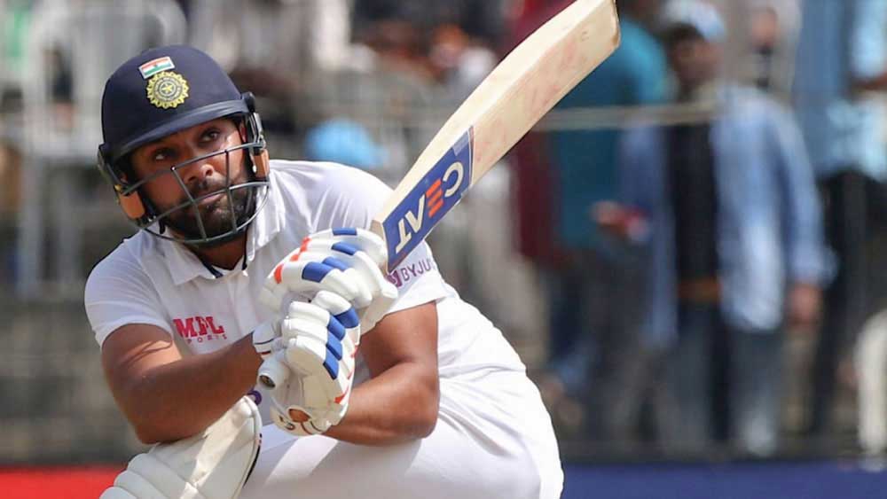 চেন্নাইয়ে দ্বিতীয় টেস্টে রুটদের ৩১৭ রানে ধরাশায়ী করার পিছনে অন্যতম কারণ রোহিত শর্মার ব্যাটিং। প্রথম টেস্টে এই মাঠেই ব্যর্থ হয়েছিলেন ওপেনার রোহিত শর্মা। দু’ইনিংস মিলিয়ে করেছিলেন ১৮। পরের ম্যাচেই দুর্দান্ত ভাবে ঘুরে দাঁড়ান। ভারতের প্রথম ইনিংসে ২৩১ বল খেলে তাঁর সংগ্রহ মূল্যবান ১৬১ রান। কার্যত রোহিতের ওই ইনিংসই বিরাটদের ৩২৯ রানের ভিত গড়ে দিয়েছিল।