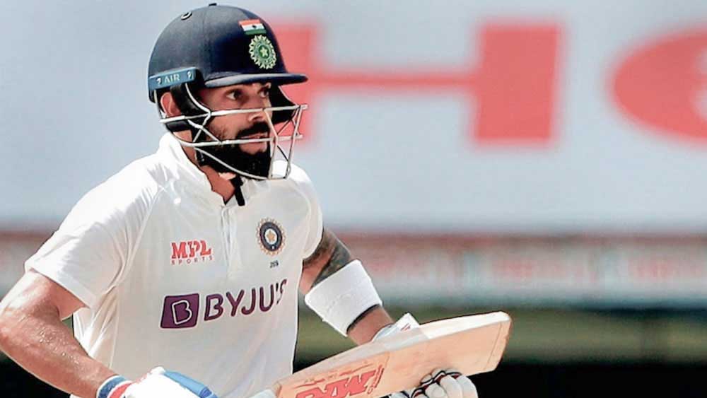 ভারতের জয়ে রোহিত-রাহানে-পন্থের পাশাপাশি ভুললে চলবে না বিরাট কোহালির নাম। অধিনায়কোচিত শতরান না এলেও দ্বিতীয় ইনিংসে মূল্যবান ৬২ রান (১৪৯) করেছেন। ভারতের ১৯৫ রানের লিডকে আরও বাড়িয়ে নিয়ে যেতে গুরুত্বপূর্ণ ভূমিকা নিয়েছিলেন কোহালি।