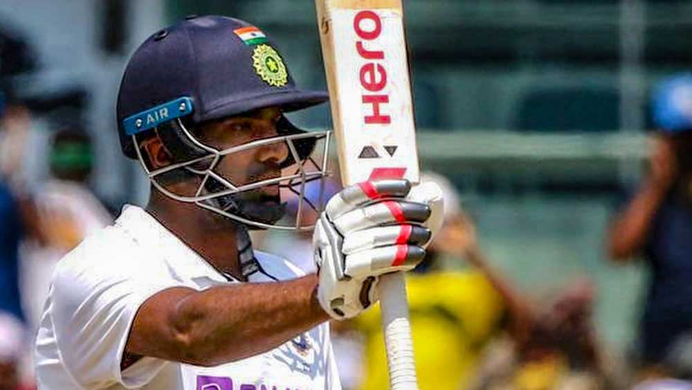 মঙ্গলবার রুটদের বিরুদ্ধে ভারতের জয় নিয়ে আলোচনাতে প্রথমেই উঠে আসবে রবিচন্দ্রন অশ্বিনের নাম। বোলার অশ্বিন যে দেশের মাঠে ঘূর্ণি পিচে স্বমহিমা ধরবেন, তা যেন প্রত্যাশিতই। তবে ব্যাট হাতেও এ বার ভেল্কি দেখিয়েছেন।