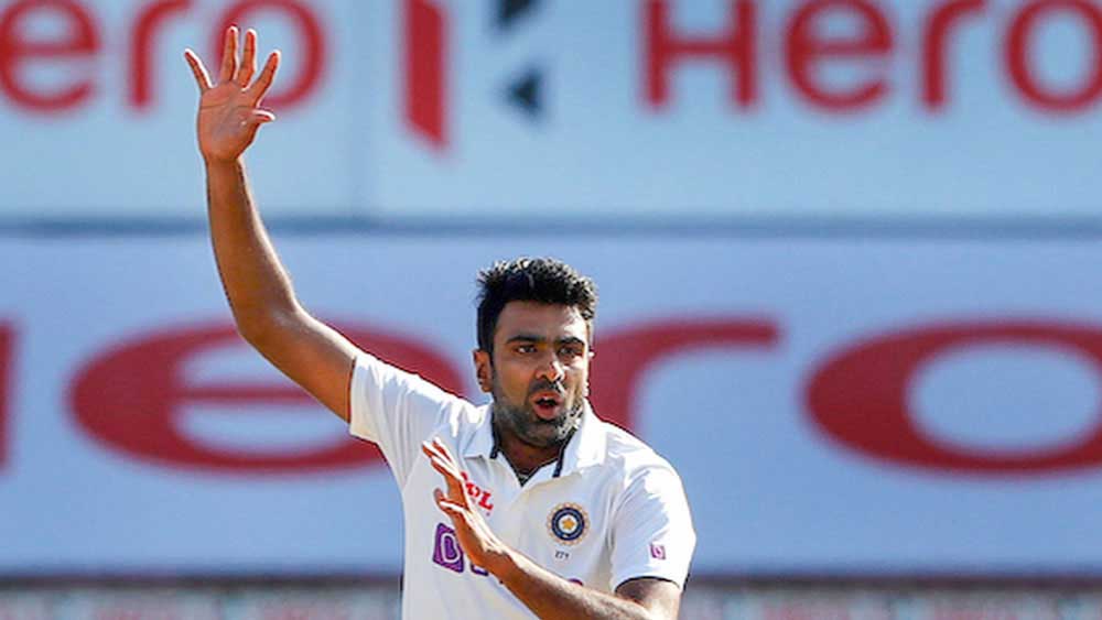 চিপকের পিচে দু’ইনিংসে মিলিয়ে বোলার অশ্বিনের মোট সংগ্রহ ৯৬ রানে ৮ উইকেট। ঘূর্ণি পিচে প্রথম ইনিংসে রুট-সহ তাঁর দলের ৫ জনকে প্যাভিলিয়নে পাঠান। মূলত তাঁর স্পিনের ফাঁদে পড়েই ১৩৪ রানে শেষ হয়ে যায় ইংল্যান্ডের প্রথম ইনিংস। পরের ইনিংসেও অশ্বিনের শিকার বেন স্টোকস-সহ ৩ জন।