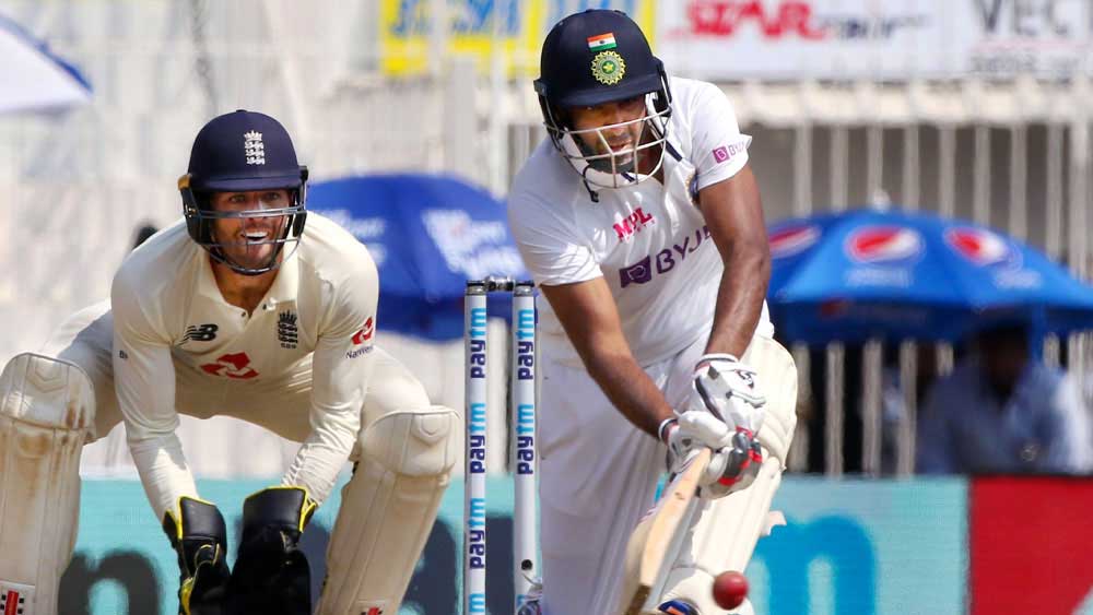 টেস্টে অশ্বিনের ব্যাট থেকে এর আগেও বহু দামি ইনিংস এসেছে। অস্ট্রেলিয়ার মাটিতে সদ্যসমাপ্ত সিরিজেই রক্ষণাত্মক ব্যাটিংয়ের নমুনা দেখিয়েছিলেন। অজিদের বাউন্সার সামলে হনুমা বিহারিকে সঙ্গে নিয়ে সিডনি টেস্ট ড্র করতে বড় ভূমিকা নিয়েছিলেন অশ্বিন।