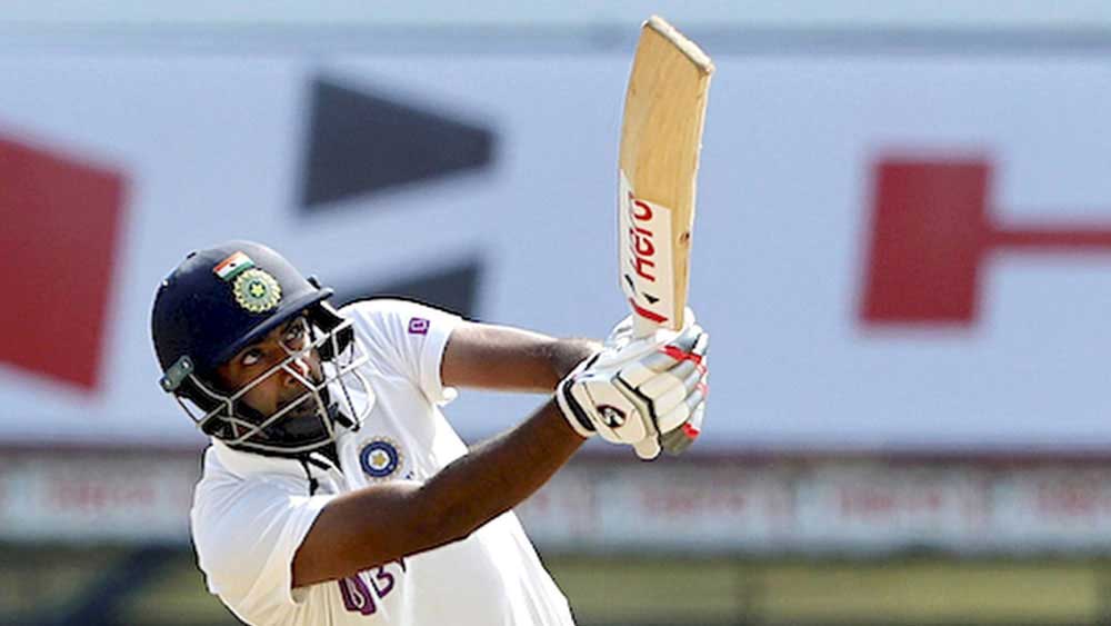 সিডনির মতোই চিপকের ঘূর্ণি পিচে ব্যাট হাতে ‘দেওয়াল’ হয়ে ওঠেন অশ্বিন। ৮ নম্বরে যখন নামেন, সে সময় ভারতের রান ছিল ৬ উইকেটে ১০৬। এর পরই রুটদের বিরুদ্ধে ১৪৮ বলে ১০৬ রান। স্ট্রাইক রেট ৭১.৬২। মূলত, অশ্বিনের ইনিংসে ভর করেই ভারতের লিড বেড়ে দাঁড়ায় ৪৮২ রান।