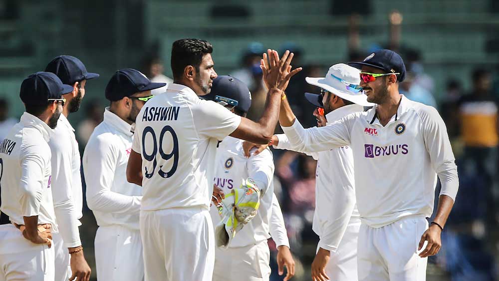 ব্যক্তিগত নৈপুণ্যের কথা বাদ দিলেও ভারতের জয়ে বড় অবদান রেখেছেন রিজার্ভে থাকা ক্রিকেটারেরা। মূলত, ভারতের রিজার্ভ বেঞ্চের শক্তি যে কতটা বেড়েছে, চিপকে তা দেখিয়েছেন কুলদীপ যাদব-অক্ষর পটেলরা। রিজার্ভে থাকা এই ক্রিকেটাররাই দ্বিতীয় টেস্টে বিরাট-বাহিনীকে স্বস্তি দিয়েছেন।