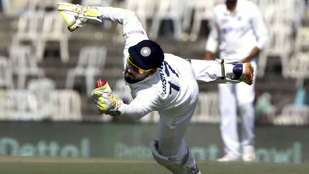 এই টেস্টে উইকেটের পিছনে তাঁর দক্ষতাকে নয়া উচ্চতায় নিয়ে গিয়েছেন পন্থ। প্রথমে মহম্মদ সিরাজের বলে বাঁ-দিকে অনেকটা ঝাঁপিয়ে অলি পোপের উইকেট শিকার করেছেন। এর পর ইশান্ত শর্মার বলে গোলরক্ষকের ভঙ্গিতে ধরেছেন জ্যাক লিচের ক্যাচ।