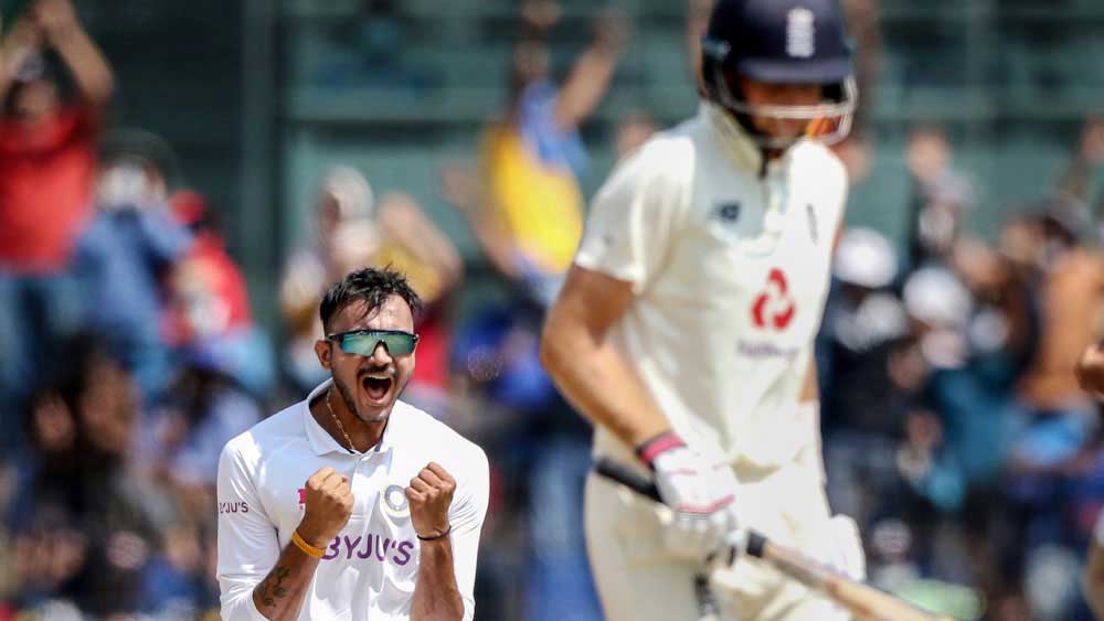 ঘূর্ণি উইকেটে ভারতের ব্যাটিং দক্ষতার সামনে বড্ড ম্লান দেখিয়েছে রুটদের। একমাত্র রুট ছাড়া ভারতীয় স্পিনারদের সামলানোর ক্ষমতা যে এই ইংল্যান্ড দলে নেই, সেটা বোঝা গিয়েছে এই টেস্টে। ক্রিকেট পণ্ডিতদের মতে, চলতি সিরিজে ঘুরে দাঁড়াতে রুটদের স্পিন খেলার দক্ষতায় আরও শান দিতে হবে।