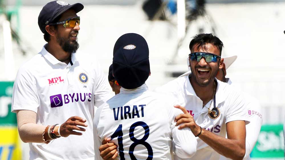 কোহালির দলের সাফল্যে বড় ভূমিকা নিয়েছেন মাঠের বাইরে বসে থাকা নায়কেরাও। যে কোনও দলের জয়ে এর নেপথ্যে থাকা ফিজিয়ো, মেন্টরদের ভূমিকার কথা অনেকেই ভুলে যান। মাঠের নায়কদের নিয়েই মাতামাতি করেন অনেকে। তবে অস্ট্রেলিয়া সিরিজের মতোই ভারতীয়দের মনোবলকে তুঙ্গে রাখতে বড় ভূমিকা নিয়েছে পর্দার পিছনে থাকা নায়কেরা।