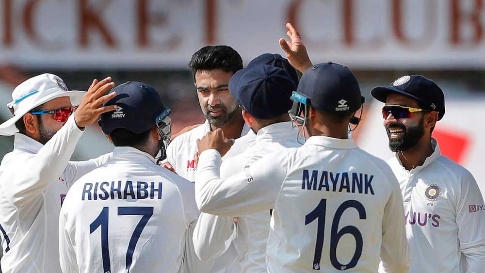 অস্ট্রেলিয়ার মাটিতেও প্রথম টেস্টে গো-হারা হওয়ার পর দুর্দান্ত ভাবে ফিরে এসেছিল ভারতীয় দল। ইংল্যান্ডের বিরুদ্ধেও যেন সেই একই চিত্রনাট্য ফিরে এল। প্রথম টেস্টে ২২৭ রানে হারের পর দ্বিতীয় টেস্টেই এর বদলা নিলেন কোহালিরা। ৩২৭ রানে জিতে এ বার সিরিজ জয়ের লক্ষ্যই কোহালিদের পাখির চোখ!