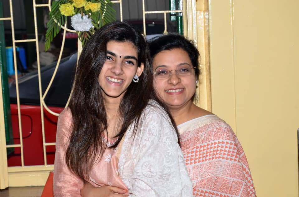 ছুটির মেজাজে ডোনা ও সানা। ছবি - ফেসবুক। 