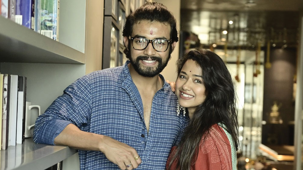 বাঙালির প্রেম দিবস বলে কথা! একটু কাছাকাছি তো হতেই হবে। সে কথা মাথায় রেখেছিলেন সোহিনী সরকার ও রণজয় বিষ্ণু।