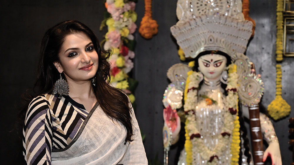 সাদা-কালো পোশাকে অনেককেই হার মানালেন অভিনেত্রী তনুশ্রী চক্রবর্তী। 