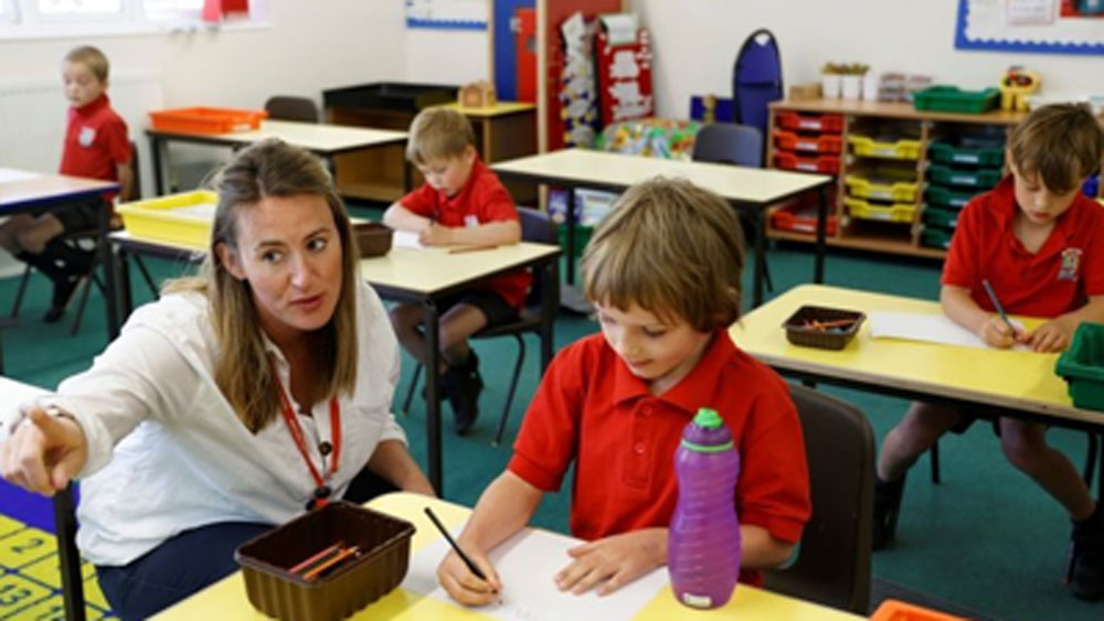 ডেরেন তাঁরই স্কুলে পড়তেন। জেভের থেকে ২ বছরের বড় ডেরেন। দু’জনে একসঙ্গে স্কুলে ছিলেন। অনেক বার কথাও হয়েছে। অথচ কেউ জানতে পারেননি তাঁদের সম্পর্কের বিষয়ে।