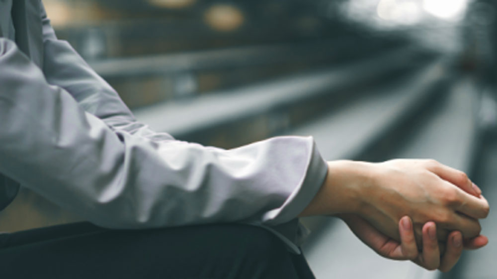 জেভের কাহিনি শুনতে যেমন হাস্যকর তেমনই তাঁর দুর্দশা দেখে দুঃখ পাচ্ছেন অনেকেই। হাসিখুশি জেভের এমন অদ্ভুত পরিণতির কারণ কী?