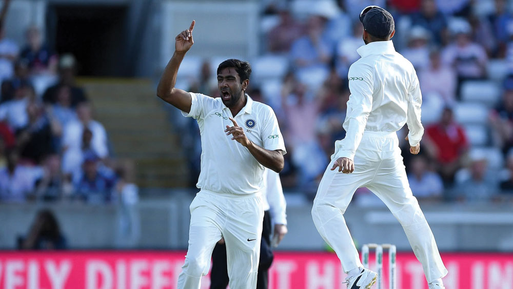 ওই সফরে মুম্বইতে চতুর্থ টেস্টে ফের অশ্বিনের কাছে উইকেট দিয়ে প্যাভিলিয়নে ফিরেছিলেন স্টোকস। এ বার দু’ইনিংসেই! প্রথম ইনিংসে অশ্বিনের বল স্টোকসের ব্যাট এবং উইকেটরক্ষক পার্থিব পটেলের গ্লাভস ছুঁয়ে জমা পড়েছিল স্লিপে দাঁড়ানো কোহালির তালুতে। মাঠের আম্পায়ার আউট না দিলে রিভিউ নেন কোহালি। দেখা যায় তাতে স্টোকসের ব্যাটের হাল্কা খোঁচা ছিল। ৩১ রান সংগ্রহ করে ফিরেছিলেন স্টোকস।