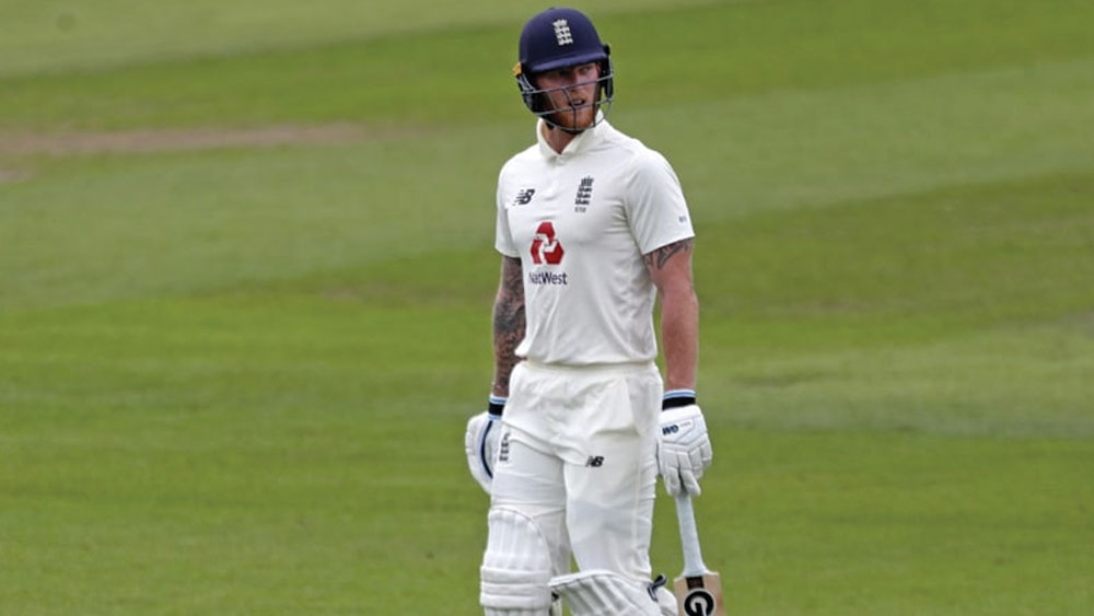 মুম্বইয়ের সেই টেস্টে ভারতের জয় এসেছিল ইনিংস এবং ৩৬ রানে। দ্বিতীয় ইনিংসেও অশ্বিনের স্পিন বুঝতে পারেননি স্টোকস। অফ স্ট্যাম্পের উপর পড়া সোজা বল রিভার্স সুইপ করতে গিয়ে ক্যাচ দিয়ে বসেন স্টোকস। বল তাঁর ব্যাটে লেগে যায় মুরলী বিজয়ের কাছে। ক্যাচ ধরতে ভুল করেননি তিনি। স্টোকসের সংগ্রহ ছিল ১৮ রান।