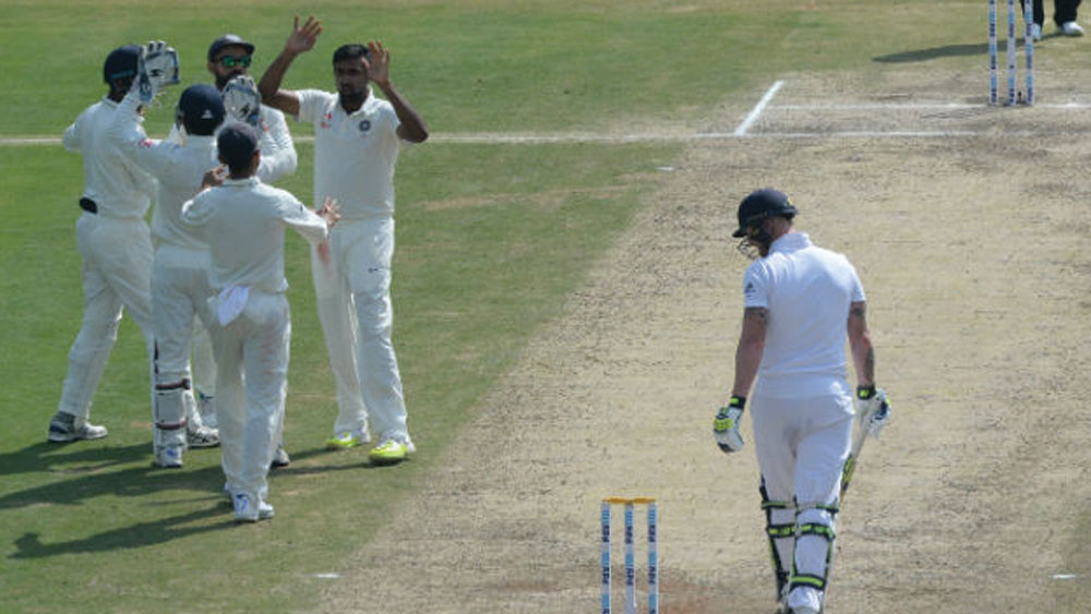 ওই সফরের পঞ্চম ম্যাচেও জয়ের স্বাদ পেয়েছিল বিরাট বাহিনী। এ বার ইনিংস এবং ৭৫ রানে। ফের অশ্বিনের কাছে ফের পরাস্ত হয়েছিলেন স্টোকস। চেন্নাইয়ের ঘূর্ণি পিচে অশ্বিনের ডিপ করা ধীর গতির বল এগিয়ে এসে মারতে গিয়ে উইকেট খুইয়ে বসেন তিনি। হাল্কা খোঁচা লেগে তা জমা পড়ে উইকেটের পিছনে দাঁড়ানো পার্থিবের কাছে। তখনকার মতো ৬ রানেই সন্তুষ্ট থাকতে হয় স্টোকসকে। 