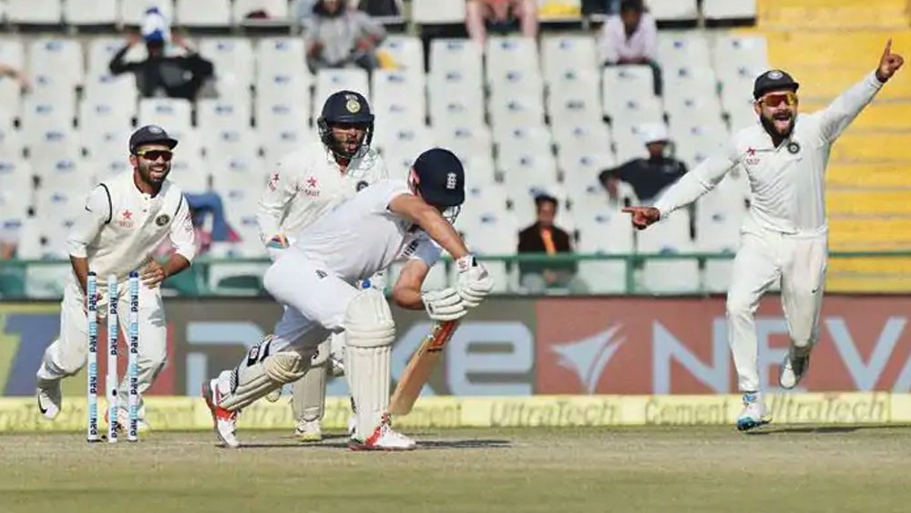 ওই সফরে সাউদাম্পটনের চতুর্থ টেস্টেও ফের হারের মুখ দেখেছিল ভারত। ৬০ রানে ভারত হারলেও সে বারও অশ্বিন-স্টোকসের দ্বন্দ্ব-চিত্রে বদল হয়নি। ইংল্যান্ডের দ্বিতীয় ইনিংসে অফ স্ট্যাম্পের উপর উঁচু ফ্লাইটের বল ফেলেছিলেন অশ্বিন। বাঁ-হাতি স্টোকস এগিয়ে এসে মারতে গিয়ে খোঁচা দিয়ে বসেন স্লিপে দাঁড়ানে অজিঙ্ক রাহানেকে। ১১০ বলে ৩০ রান করে ফিরে যান স্টোকস।