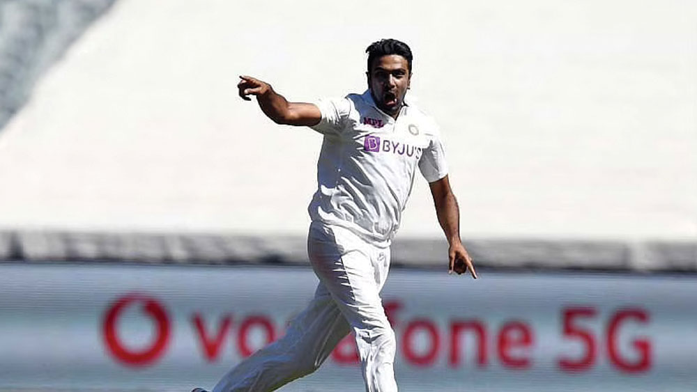 অনেকেই ভেবেছিলেন, চেন্নাইতে চলতি সিরিজের প্রথম ম্যাচেই রুটদের হারাতে বেগ পেতে হবে না কোহালিদের। তবে অস্ট্রেলিয়ার মাটিতে সিরিজ জিতে ফেরা ভারতীয়দের জন্য অন্য চিত্রনাট্য ভেবে রেখেছিলেন রুটরা। ২২৭ রানের হেরে সিরিজে পিছিয়ে পড়েন কোহালিরা। তবে সেই হারের মাঝেও নিজের ‘প্রিয়’ শিকারকে ঝুলিতে ঢোকাতে ছাড়েননি অশ্বিন। ইংল্যান্ডের দ্বিতীয় ইনিংসে স্টোকসের অফ স্ট্যাম্পের বাইরে বল ফেলেছিলেন তিনি। স্পিন করে সে বল বাইরে বেরোনোর সময় শরীরের থেকে দূরে ড্রাইভ করতে যান স্টোকস। সে সময়ই হাল্কা খোঁচায় ঋষভ পন্থকে ক্যাচ দিয়ে বসেন। ১২ বলে ৭ রান করে ফেরেন স্টোকস।