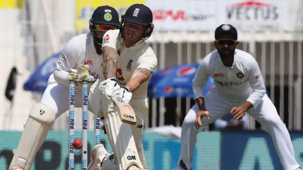 চলতি সিরিজে রুটদের কাছে প্রথম টেস্টের হারের বদলা চেন্নাইতে সুদেআসলে উসুল করে নিয়েছে ভারত। দ্বিতীয় টেস্টে চিপকের পিচে ব্যাটে-বলে কামাল দেখানোর মাঝে ফের স্টোকসের উইকেট তুলে নিয়েছেন অশ্বিন। পর পর দু’বার! প্রথম ইনিংসে অশ্বিনের হাফ-ভলি মিস করেন স্টোকস। মিডউইকেট দিয়ে মারতে গিয়ে বল তাঁর ব্যাটকে ফাঁকি দিয়ে স্ট্যাম্প নড়িয়ে দেয়। নিজের নামের পাশে মাত্র ১৮ রান লিখে ফিরে যান তিনি। 