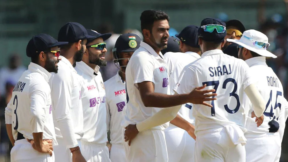 ইংল্যান্ডের দ্বিতীয় ইনিংসে ৩টি উইকেট নিয়েছিলেন অশ্বিন। তার মধ্যে ১টি ছিল স্টোকসের। ৩৭তম ওভারে অশ্বিনের শেষ বলটি ঘুরবে ভেবে খেলেছিলেন স্টোকস। তবে তা স্টোকসের ব্যাটের কিনারায় লেগে ক্যাচ যায় স্লিপে। তা তালুবন্দি করতে দেরি করেননি কোহালি। স্টোকসের ৫১ বলের ধৈর্য নিমেষে শেষ হয়ে যায় ৮ রানে। সেই সঙ্গেই অশ্বিনের স্টোকস-নিধন পর্বে আরও একটি অধ্যায় জুড়ে যায়।