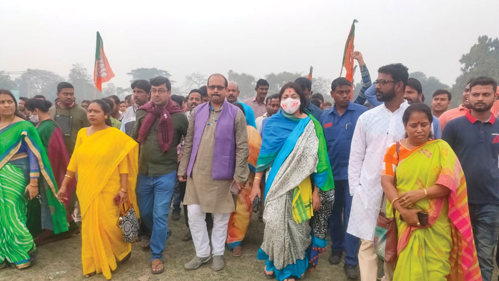 সভাস্থলে আয়োজন দেখতে সাংসদ লকেট চট্টোপাধ্যায়ের নেতৃত্বে বিজেপি।  