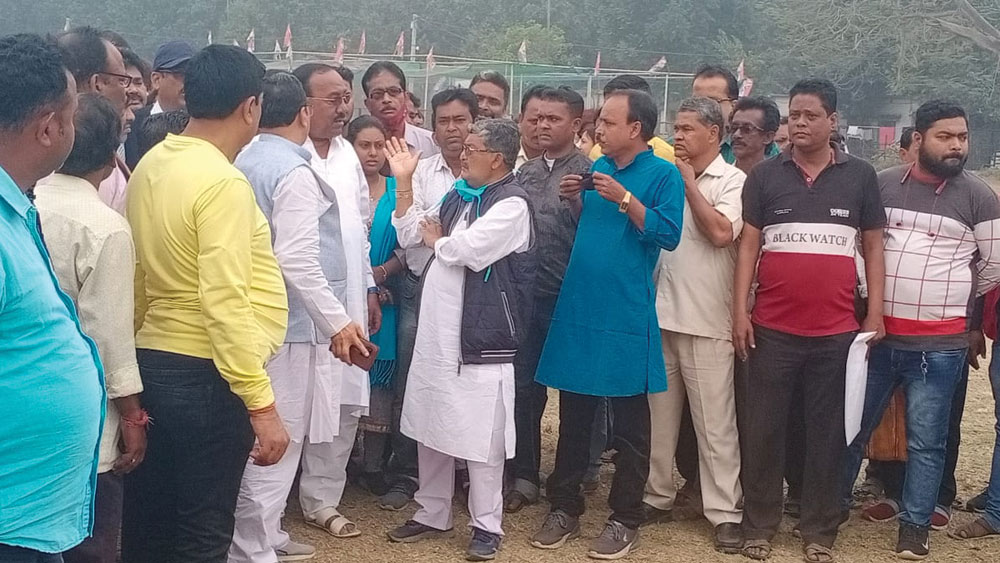 সভাস্থলে আয়োজন দেখতে তৃণমূল নেতৃত্ব ।  