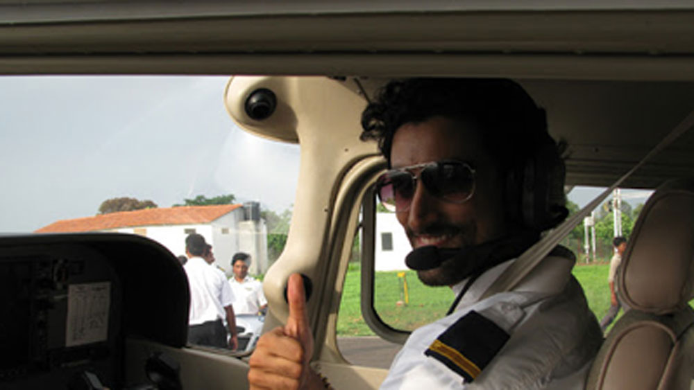 এ ছাড়াও কুণাল এক জন প্রশিক্ষিত বিমানচালক এবং র‌্যালি গাড়ির চালকও। অভিনয় এবং নিজের ব্যবসা ছাড়াও এ সব নানা বিষয় নিয়ে ব্যস্ততা তাঁর সর্ব ক্ষণের সঙ্গী।