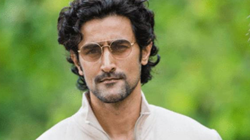 বলিউড মূলত তারকা নির্ভর। কোনও ছবিতে তারকা থাকলেই সে ছবির সাফল্যের সম্ভাবনা অনেক বেড়ে যায়। তাই অভিনয়ের পাশাপাশি নিজের একটি ব্যবসাও শুরু করেন।