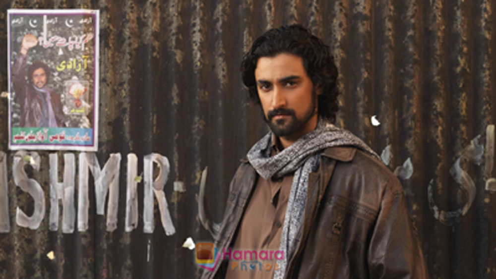 এর পর যশরাজ প্রোডাকশানের ৩টি ছবিতে সই করেন তিনি। ৩ ছবিতেই অভিনয়ে নজর কাড়েন তিনি। এর পর ২ বছরের জন্য কোনও ছবি করেননি কুণাল। ২০১০ সালে জাতীয় পুরস্কারজয়ী ‘লমহা’-তে দেখা যায় তাঁকে।