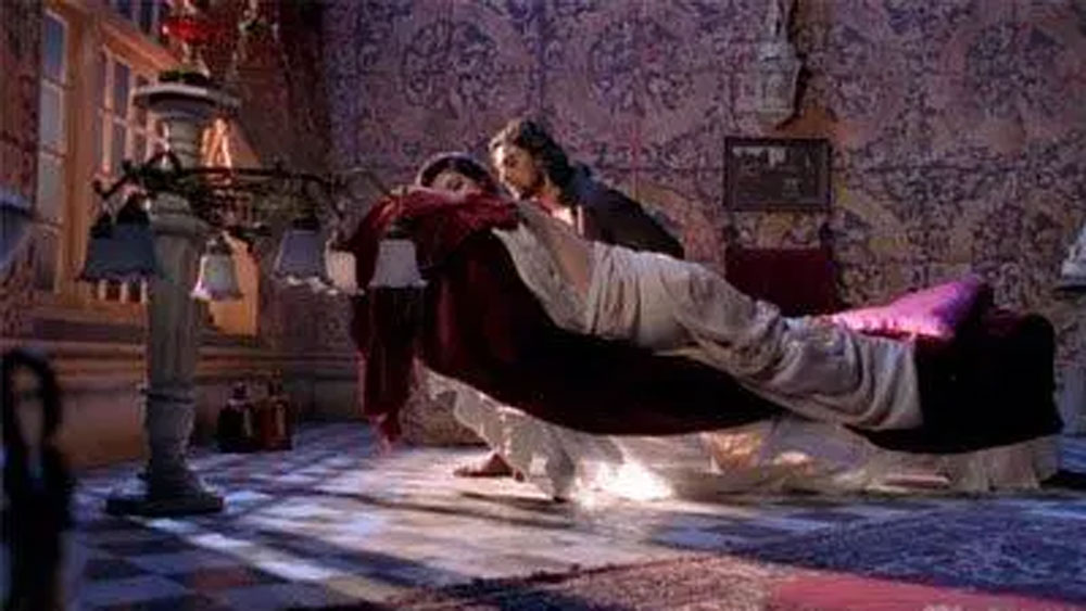 তাঁর প্রথম বলিউড ছবি ছিল ২০০৪ সালের ‘মিনাক্ষী: এ টেল অব থ্রি সিটিস’। তব্বুর বিপরীতে ছিলেন তিনি। ছবিটা সফল না হলেও কুণালের অভিনয় চোখে পড়েছিল। তাঁর দ্বিতীয় ছবি ২০০৬ সালে আমির খানের সঙ্গে ‘রং দে বসন্তী’।