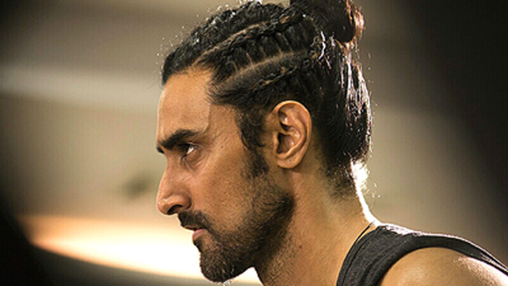 কুণাল অভিনয়ের কিছুই জানতেন না। তবে বন্ধুর প্রস্তাবে সাড়া দিয়ে শ্যুট করেন। শ্যুটিংয়ের সময় পরিচালক তাঁর অভিনয় দেখে পরামর্শ দেন ছবিতে চেষ্টা করার।