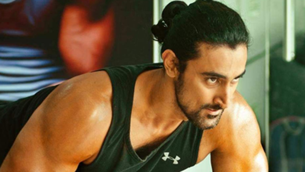 কুণালের এক বন্ধু বিজ্ঞাপনী সংস্থায় কাজ করতেন। এক দিন সেই বন্ধুর থেকে ফোন পান। ফোন করার কারণ ছিল কুণালের লম্বা চুল রয়েছে কি না সেটা জানা।