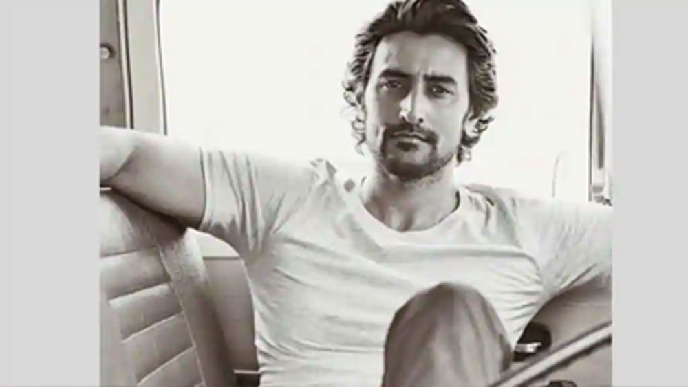 কখনও বাবার নির্মাণ ব্যবসায় হাত লাগিয়েছেন তো কখনও অন্য কোনও উপার্জনের রাস্তায় পা বাড়িয়েছেন। কিন্তু এগুলোর কোনওটাই তিনি উপভোগ করছিলেন না।