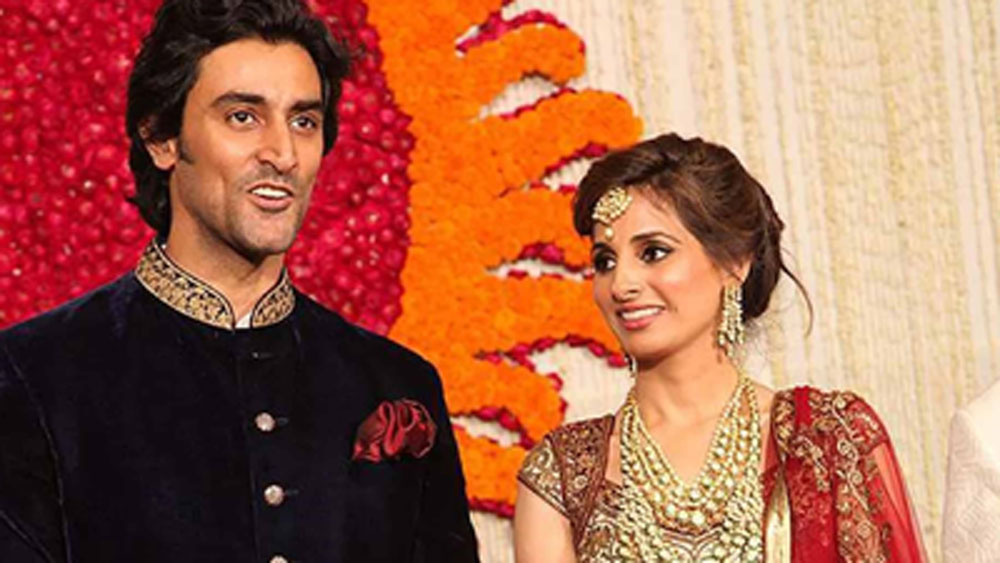 অজিতাভের মেয়ে নয়নাকে বিয়ে করেছেন কুণাল। কুণালের ডাকেই ভাইঝির বিয়েতে সপরিবার হাজির ছিলেন অমিতাভ বচ্চন। তার পর থেকেই দুই ভাইয়ের মধ্যে সম্পর্কের উন্নতি হয়েছে অনেকটাই।