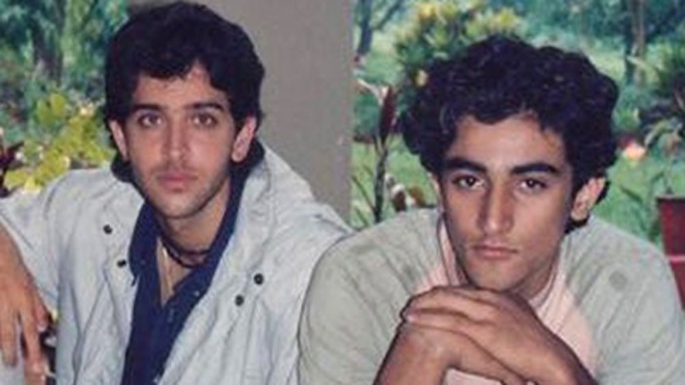 তিনি কুণাল কপূর। বচ্চন পরিবারের জামাই। পর্দায় সে ভাবে সফল না হলেও ব্যবসায় তিনি চূড়ান্ত সফল। এটাও অনেকের অজানা যে অমিতাভ বচ্চনের সঙ্গে তাঁর ভাই অজিতাভের শীতল সম্পর্ক অনেকটাই উষ্ণ হয়েছে কুণালের জন্যই।