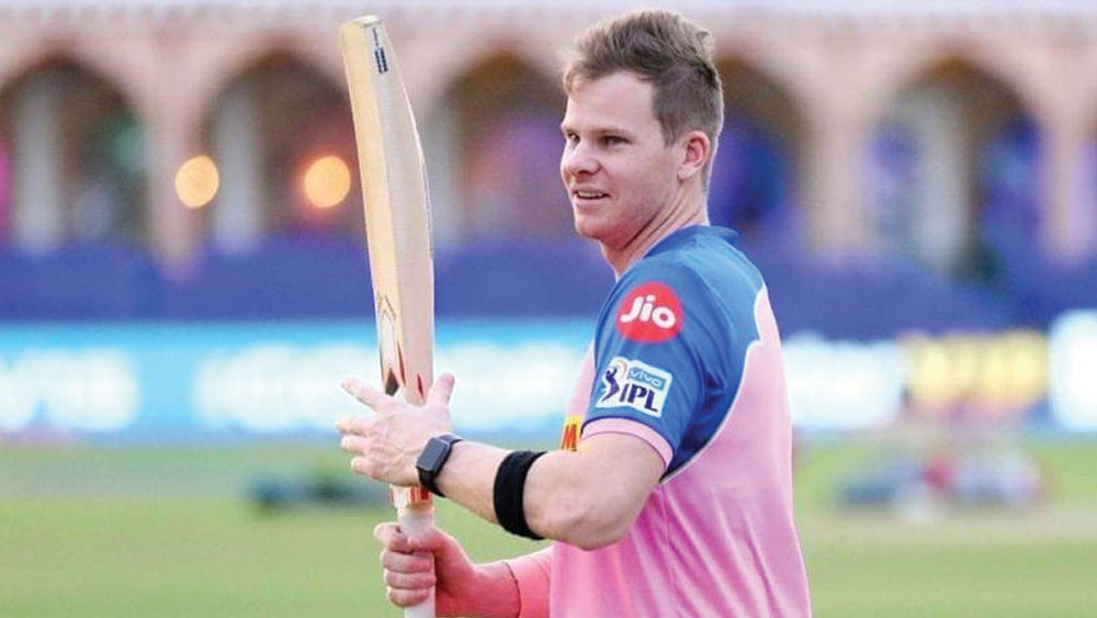 স্টিভ স্মিথ: টি২০ ক্রিকেটার হিসেবে খুব বড় ভূমিকা না থাকলেও, তাঁকে দলে পাওয়া মানে এক জন অধিনায়ককে পেয়ে যাওয়া। এমন এক জন ক্রিকেটারকে দলে নেওয়ার জন্য একাধিক দল এগিয়ে আসতে পারে। ২ কোটি টাকা থেকে শুরু তাঁর দাম।