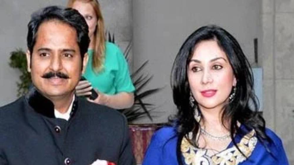 মহারাজা ভবানী সিংহের একমাত্র মেয়ের বিয়ে ঘিরে চরম বিতর্ক দেখা দিয়েছিল রাজ পরিবারে। কারণ জয়পুরের রাজকন্যা, ভবানী সিংহের মেয়ে দিব্যাকুমারী বিয়ে করেছিলেন এক সাধারণ পরিবারের যুবক নরেন্দ্র সিংহকে। নরেন্দ্র সিংহের বাবা ছিলেন রাজা ভবানী সিংহের কর্মচারী।