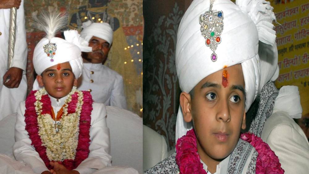 এই বিয়ের পরে রাজপরিবার থেকে বিচ্যুত হয়ে যান দিব্যাকুমারী। পরে অবশ্য তাঁর সন্তান পদ্মনাভকে দত্তক নেন মহারাজ ভবানী সিংহ। ২০০২ সালে দৌহিত্রকেই নিজের সব সম্পত্তির উত্তরাধিকারী ঘোষণা করেন তিনি। তখন পদ্মনাভর বয়স মাত্র ৪ বছর।