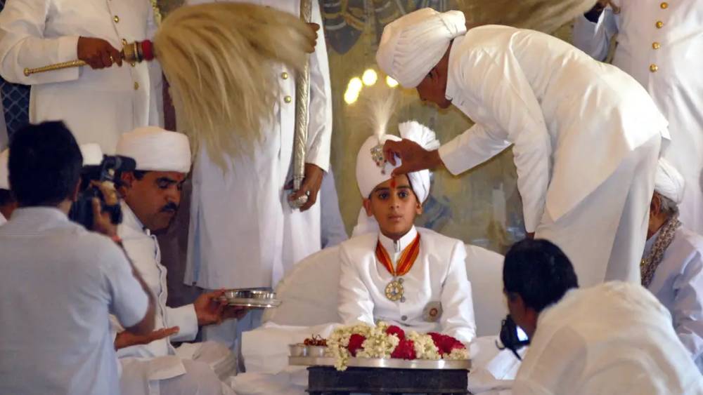 ২০১১ সালে মহারাজ ভবানী সিংহের মৃত্যু হয়। তখনও পদ্মনাভ নাবালক। তাই তখন বিশাল এস্টেটের দেখভাল করতেন তাঁর দিদিমা পদ্মিনী দেবী। ১৮ বছর বয়স হয়ে যাওয়ার পরে জয়পুর রাজবংশের ঐশ্বর্যের উত্তরাধিকারী এখন পদ্মনাভ সিংহই।