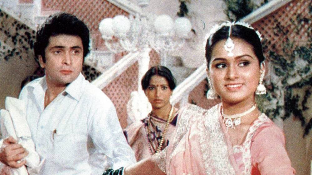 শেষ অবধি সেটাই হয়। ‘হেনা’-র নায়ক হন ঋষি কপূর। পাকিস্তানি নায়িকা জেবা বখতিয়ারের বিরুদ্ধে জুটি বেঁধে তাঁর অভিনয় বাজিমাত করেছিল বক্স অফিসে।