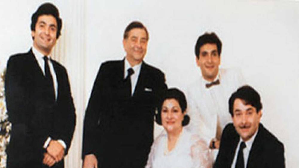 শোনা যায়, ছোট ছেলে রাজীবের কেরিয়ার নিয়ে বিন্দুমাত্র উৎসাহ ছিল না রাজ কপূরের। তিনি ব্যস্ত ছিলেন ইন্ডাস্ট্রিতে রণধীর এবং ঋষিকে প্রতিষ্ঠা করা নিয়েই।