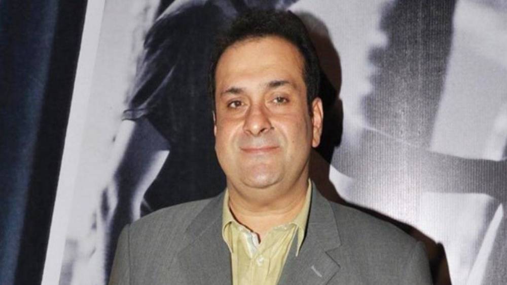  কপূর পরিবারে নাকি রাজীবের অবস্থা ছিল ফুটবলের মতো। এক জায়গা থেকে অন্য জায়গায় ধাক্কা খেতে হত তাঁকে। এমনই মত তাঁর ঘনিষ্ঠজনদের।