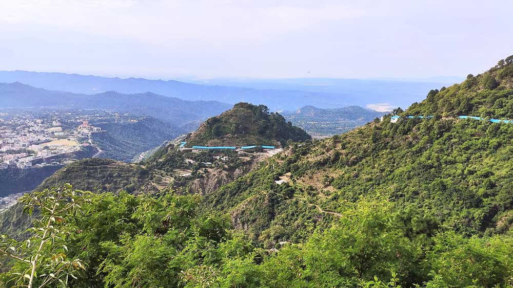 তরঙ্গায়িত: দিগন্তবিস্তৃত পাহাড়ের পর পাহাড়।