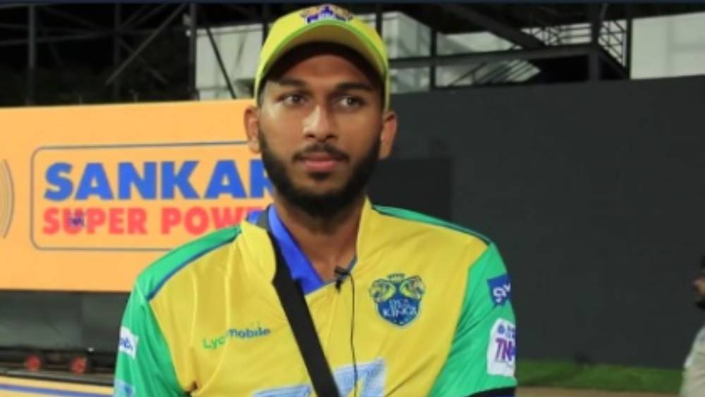 শাহরুখ জানিয়েছেন, শুরুর দিকে তিনি শুধুই অফ স্পিন বোলিং করতেন। গত দু’বছরে ফাস্ট বোলিং শুরু করেছেন।